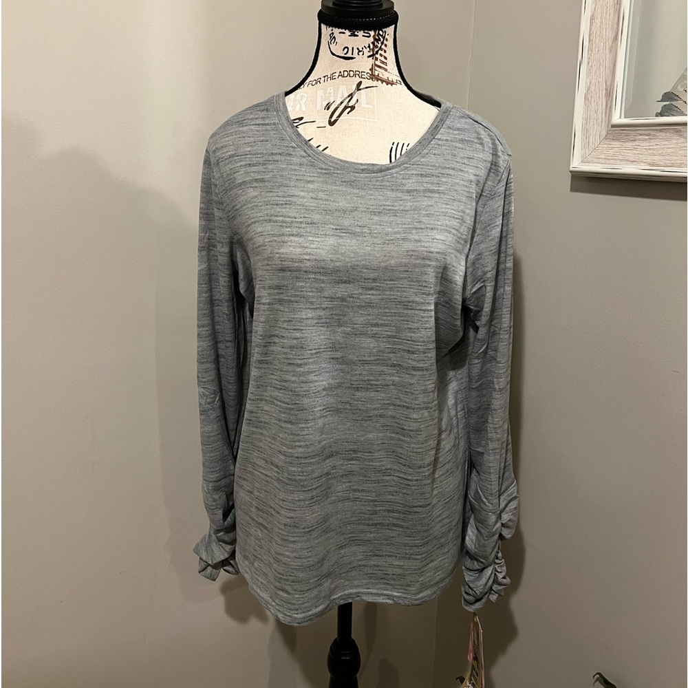 Lightweight long sleeve with scrunched forearms.